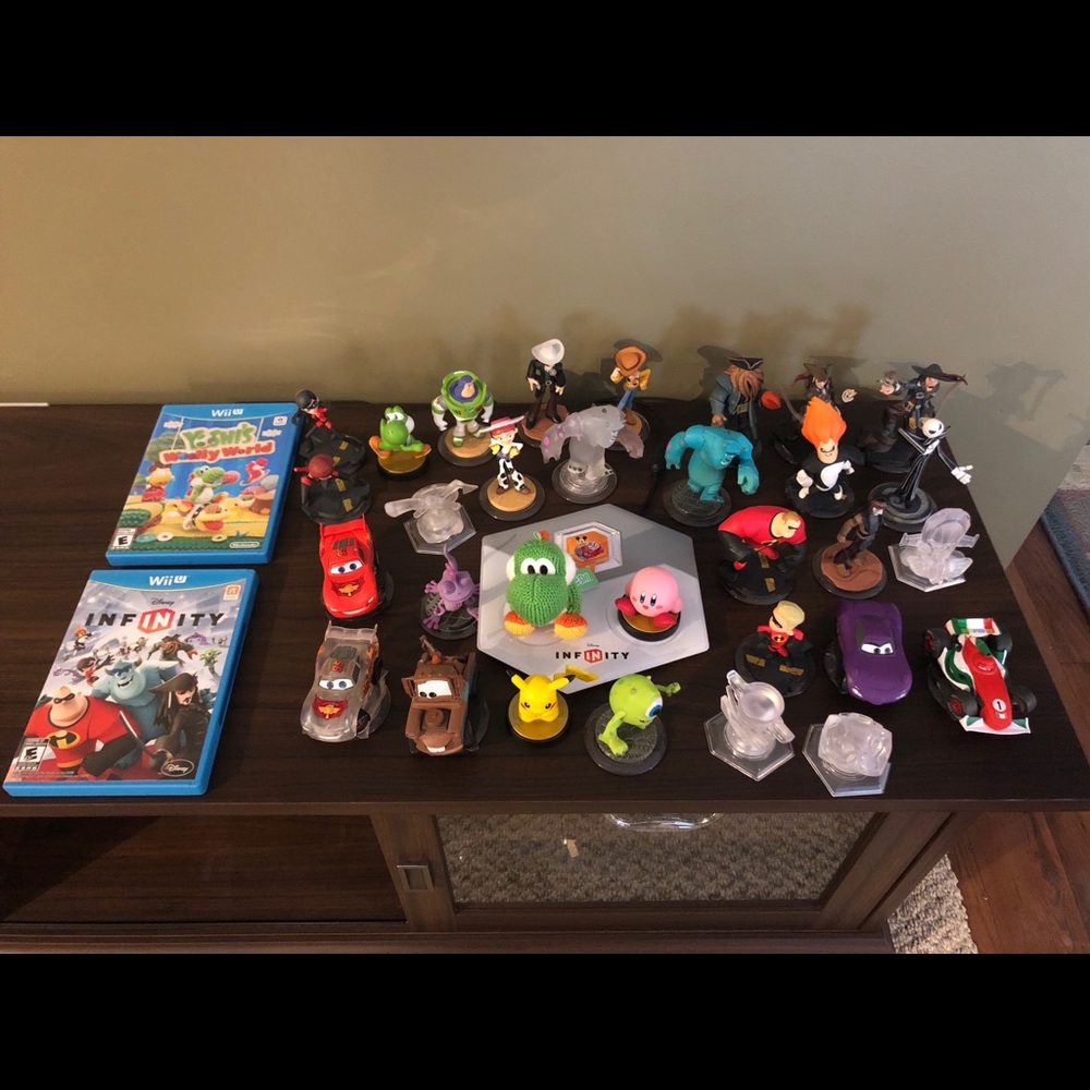Disney Infinity game + characters